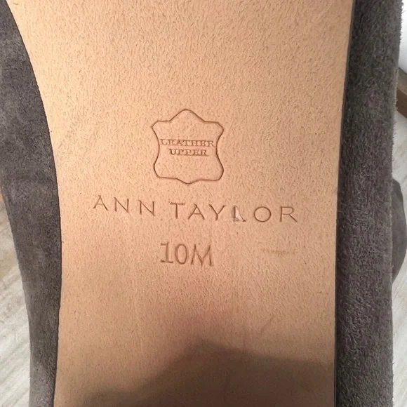 ✖️SOLD✖️•ANN TAYLOR• Gray Suede Cordelia Pumps w/Chain Detail - Picture 12 of 13